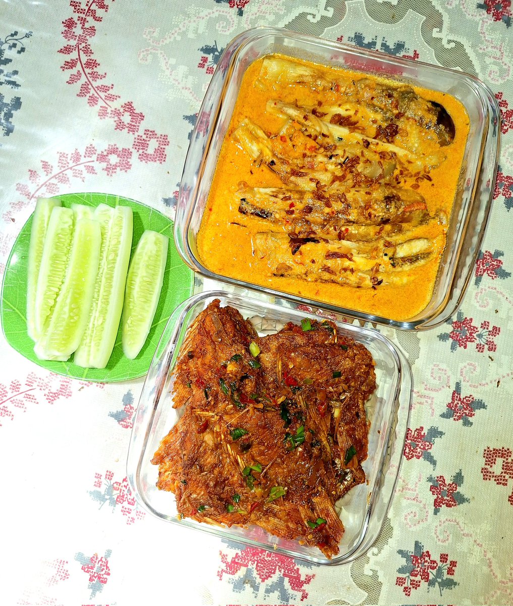 sanitamima's tweet photo. Pas lebaran lalu, sowan ke rumah Budhe di Solo, dimasakin ikan gongso ini, enak banget, lalu kutanya resepnya & baru terealisasikan recook hari ini.
Menu hari ini: ikan bumbu gongso, pecak terong bakar, & lalapan timun ✨️
#lunch #menuoftheday https://t.co/ds1iUBtFsV