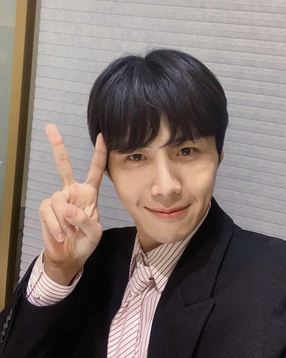 isgnok's tweet photo. 떠노 셀카 찍을 때 관자놀이에
브이 갖다 대는 거 너무 기여움 .. ♡ https://t.co/7HjrEbycck