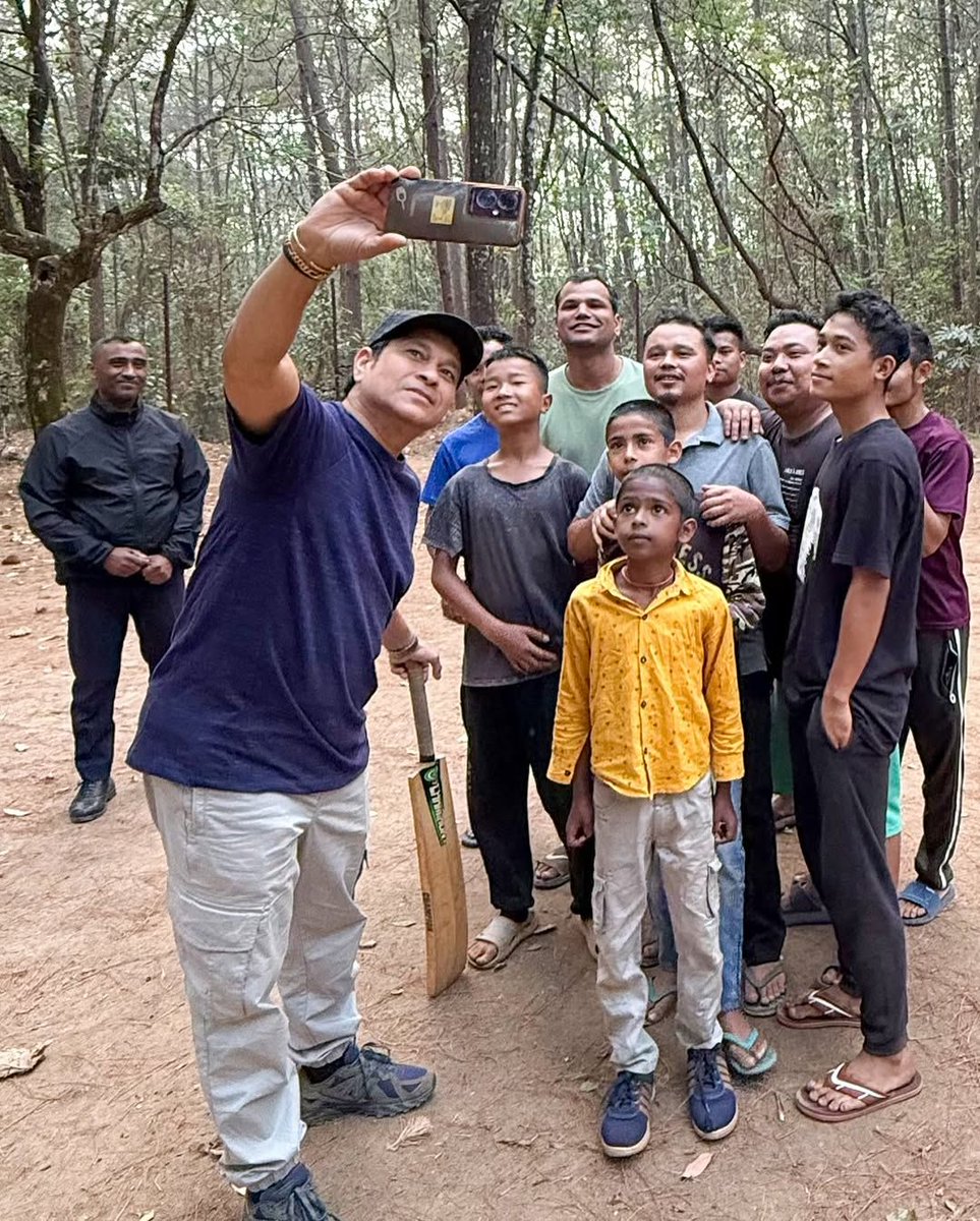 BangaloreTimes1's tweet photo. #SachinTendulkar was recently marveled at Meghalaya's stunning root bridge visit
#celebvacay #sachininmeghalaya #rootbridge #sachinvacation https://t.co/nEgtnpgNjK