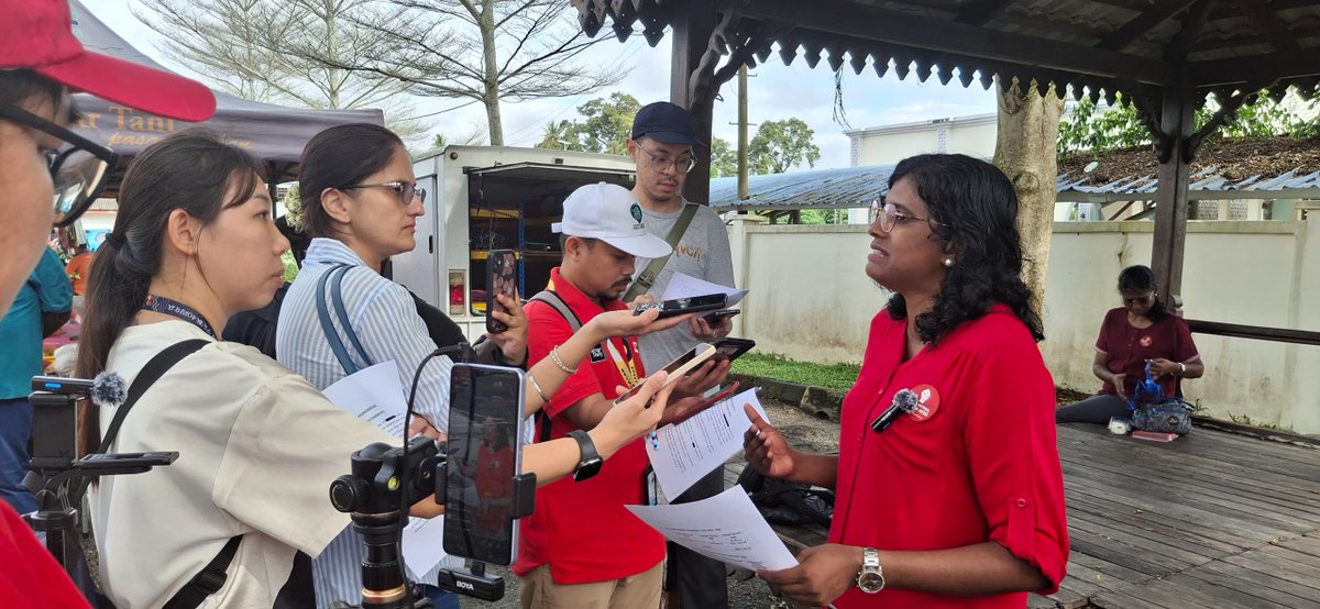 partisosialis's tweet photo. Kempen Parti Sosialis Malaysia untuk Dun N48 Ayer Kuning hari ini telah bermula dengan pengedaran risalah dan majlis perisytiharan harta di Pasar Tani Tapah!
Undilah Bawani untuk DUN N48 Ayer Kuning!
#AyerKuning
#prkayerkuning
#airkuning
#kuasaketiga
#kuasakita https://t.co/FGHTZDuS2v