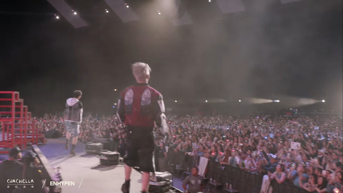 flickerpsh2's tweet image. Cameraman knows what he's doing. Gonna show the full crowd just in case ppl start making things up again lmao 🤣
ENHYPEN VAMPS UP COACHELLA
#ENCHELLA #ENHYPEN #COACHELLA2025