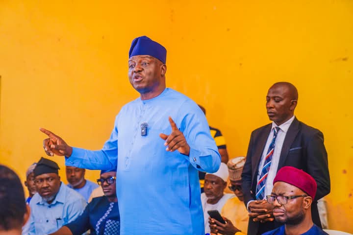 CJPAM1's tweet photo. PHOTO NEWS:
Minister @fmha_pa @nentawe1, alongside @DHQNigeria Minister of Defence @Mohammed_Badaru, visited communities in #Riyom and #Bassa LGAs to commiserate with victims of recent attacks in #Plateaustate https://t.co/dfPQxo7s6x