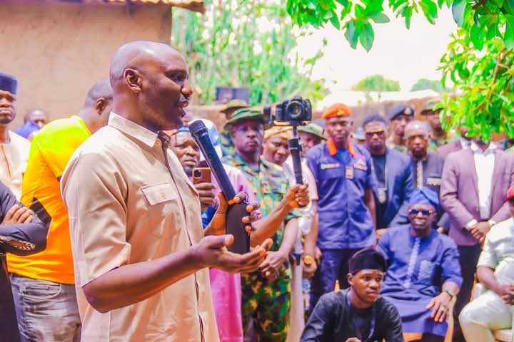 CJPAM1's tweet photo. PHOTO NEWS:
Minister @fmha_pa @nentawe1, alongside @DHQNigeria Minister of Defence @Mohammed_Badaru, visited communities in #Riyom and #Bassa LGAs to commiserate with victims of recent attacks in #Plateaustate https://t.co/dfPQxo7s6x