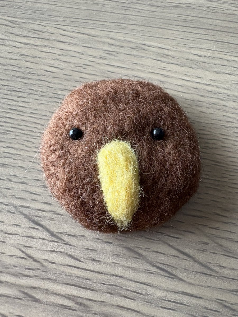 handmadebu1101's tweet image. 今日は羊毛フェルトでキーウィを作ってみました🥝
くちばしが細長くで難しい😭
でもたぶん可愛くできたはず😅
そして前橋リリカのフリーマーケットが、開催まで1週間をきりました❣️
今回のキーウィも持って行くので、ぜひ皆さん遊びに来てみてくださいね😆✨✨
#ハンドメイド
#羊毛フェルト