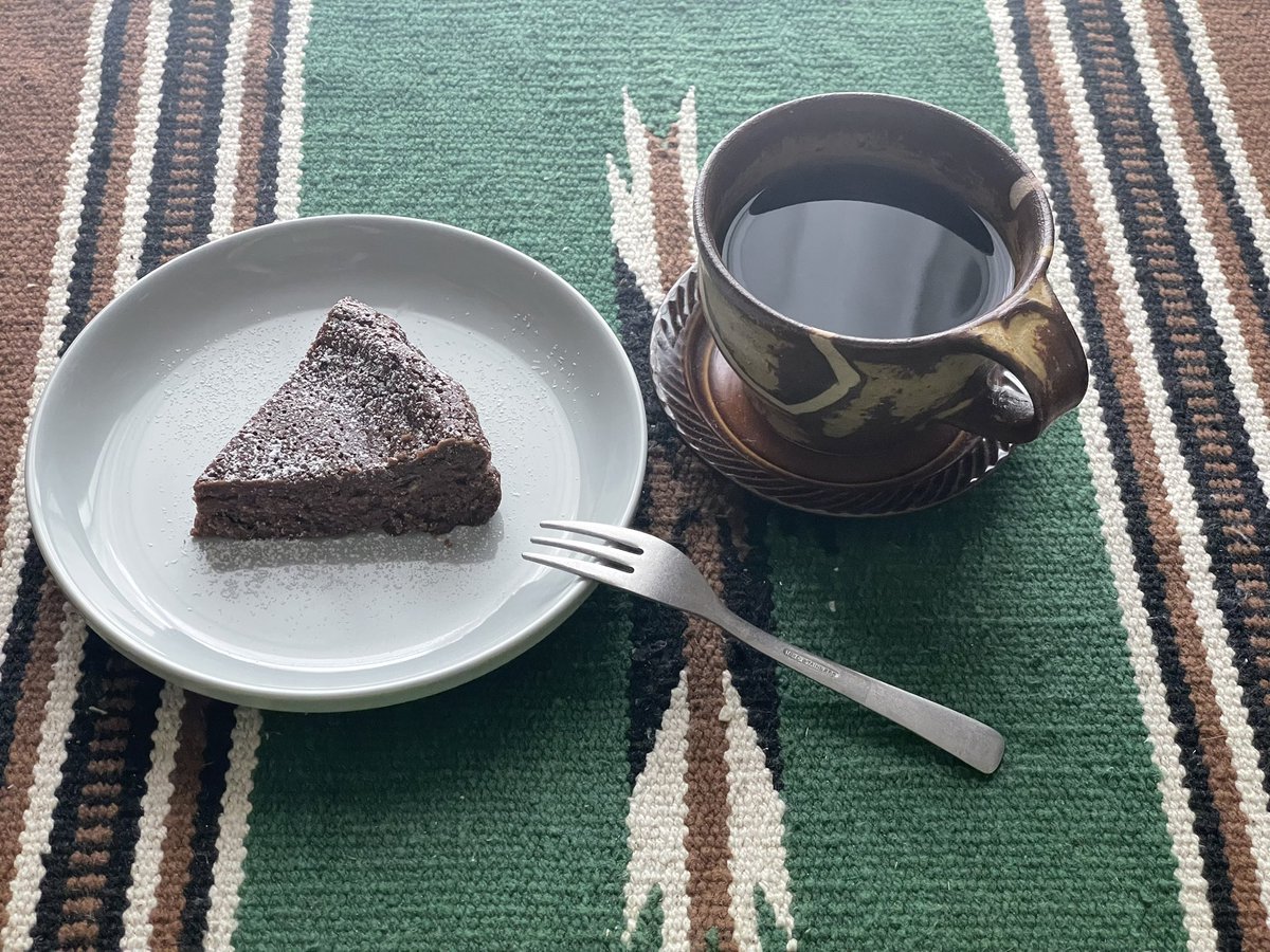 日曜日の昼下がりからこんにちは！
この前配信で「ケーキ作ってもらいたいな〜」って言ってたのを聞いて作ってみました！
ガトーショコラどうでしょう🍫

#ぷりーずれっど