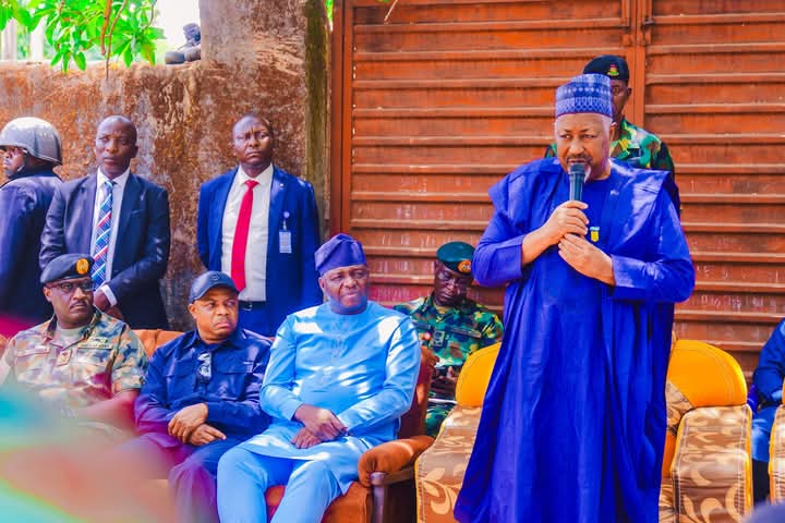 CJPAM1's tweet photo. PHOTO NEWS:
Minister @fmha_pa @nentawe1, alongside @DHQNigeria Minister of Defence @Mohammed_Badaru, visited communities in #Riyom and #Bassa LGAs to commiserate with victims of recent attacks in #Plateaustate https://t.co/pL0UPm6IQ0