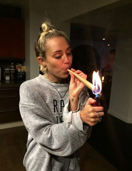 BuzzingPop's tweet photo. Happy 4/20 and Easter Sunday. https://t.co/apHRkurrJ8