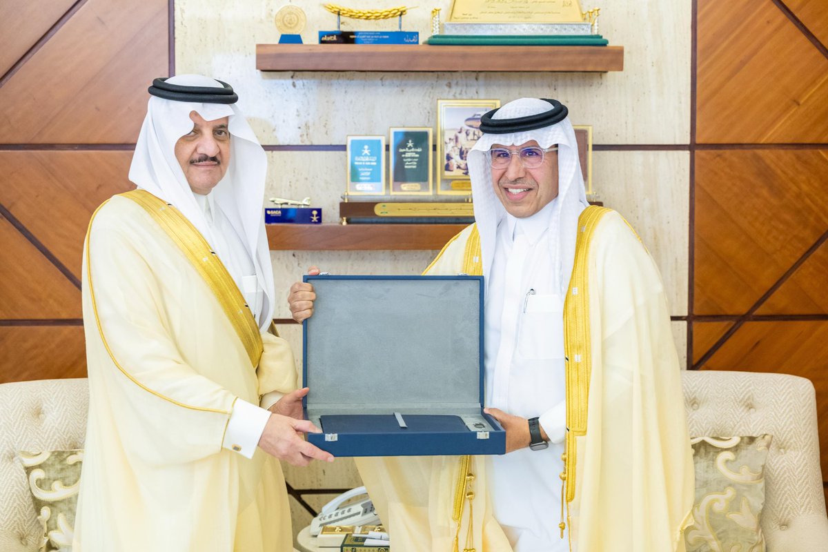 SDA_Sharqia's tweet photo. استقبل صاحب السمو الملكي الأمير سعود بن نايف بن عبدالعزيز، أمير المنطقة الشرقية رئيس مجلس هيئة تطوير المنطقة الشرقية، في مكتب سموه بديوان الإمارة اليوم الاحد، الرئيس التنفيذي لهيئة تطوير المنطقة الشرقية المهندس عمر بن صالح العبداللطيف الذي قدم لسموه نسخة من التقرير السنوي لإنجازات الهيئة لعام 2024، إضافة إلى شرح عن بعض المشاريع الكبرى التي ستنفذها الهيئة في المنطقة، ومستجدات الاعمال.