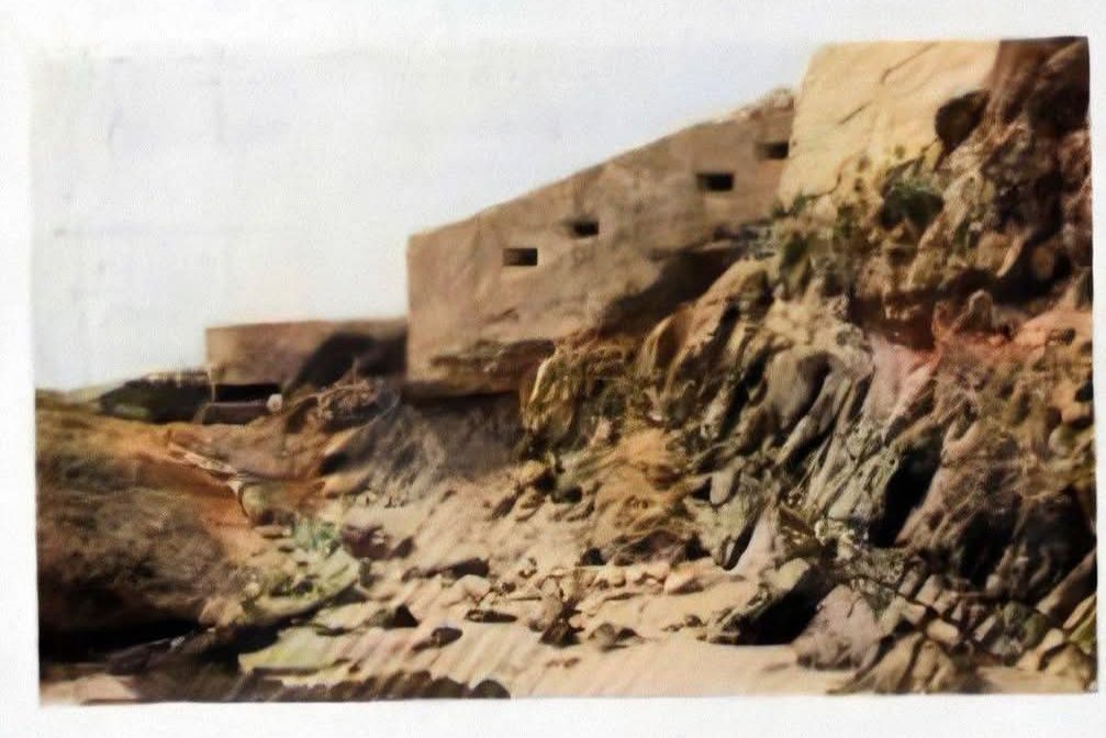 GRIEGC1's tweet photo. Vilanova i la Geltrú (#Barcelona)
Nido de ametralladoras con puesto para cuatro fusileros en su interior. 
En las fotos puede verse como se ha integrado en el Paseo Marítimo, su planimetría, y como era originalmente.
#guerra #guerracivil #garraf #sitges #vilanovailageltru https://t.co/RkN0Yek90H