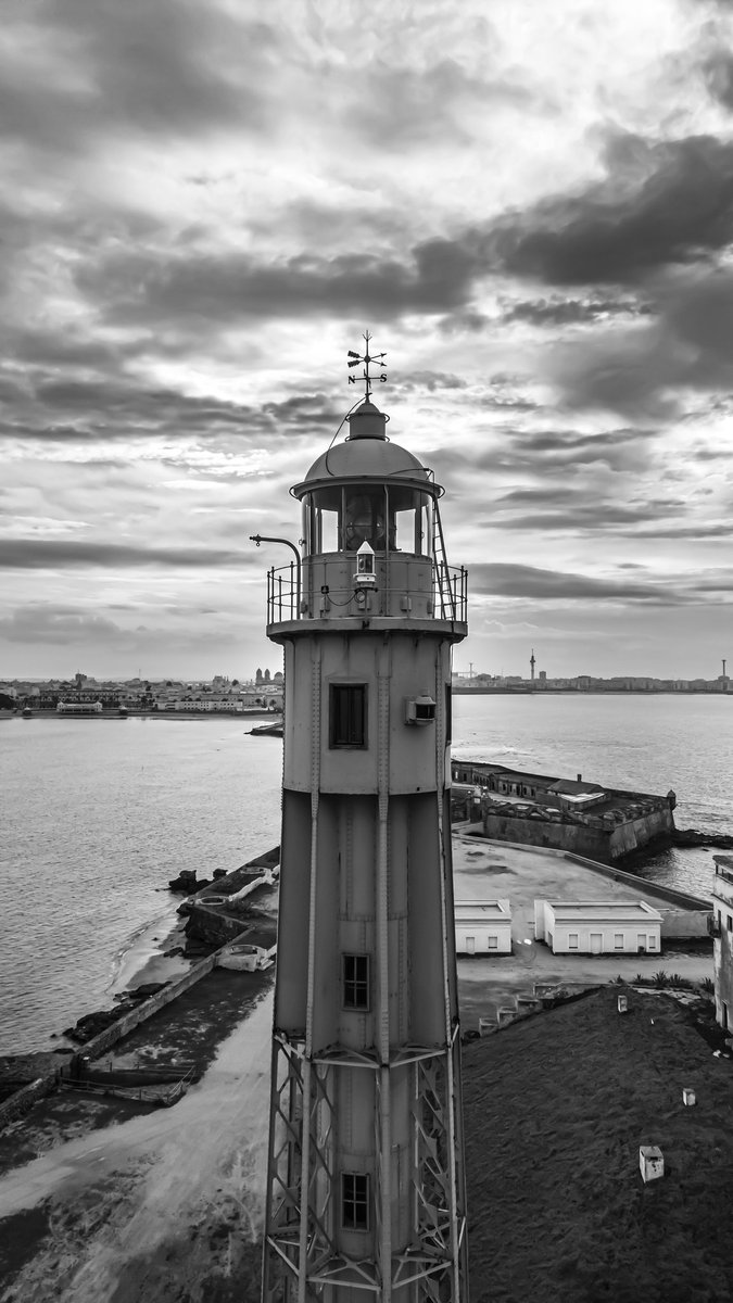 mediacitymod's tweet image. Close up of Faro de San Sebastián with the seafront of Cadiz in the background, Andalusia.

postcardsfromamancunian.blogspot.com/2025/04/here-c…

#Seville #Spain #Andalucía #Travel #blog #photography #travelblogger #Cadiz #Lighthouse