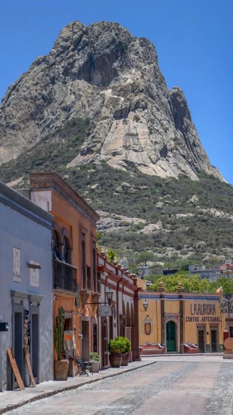 LibrosyAlma's tweet photo. 6. Peña de Bernal, Querétaro

Uno de los monolitos más grandes del mundo.

Y un pueblo mágico perfecto para escapadas. https://t.co/cUr6zwAb2u