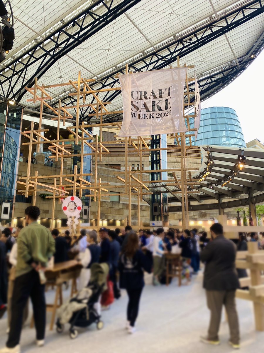 chiaki_katagiri's tweet image. 六本木で開催中のCRAFT SAKE WEEK。今日は『風の森』担当。大盛況です！蔵元の山本さんもいらっしゃっています✨
#csw2025 #風の森 #油長酒造