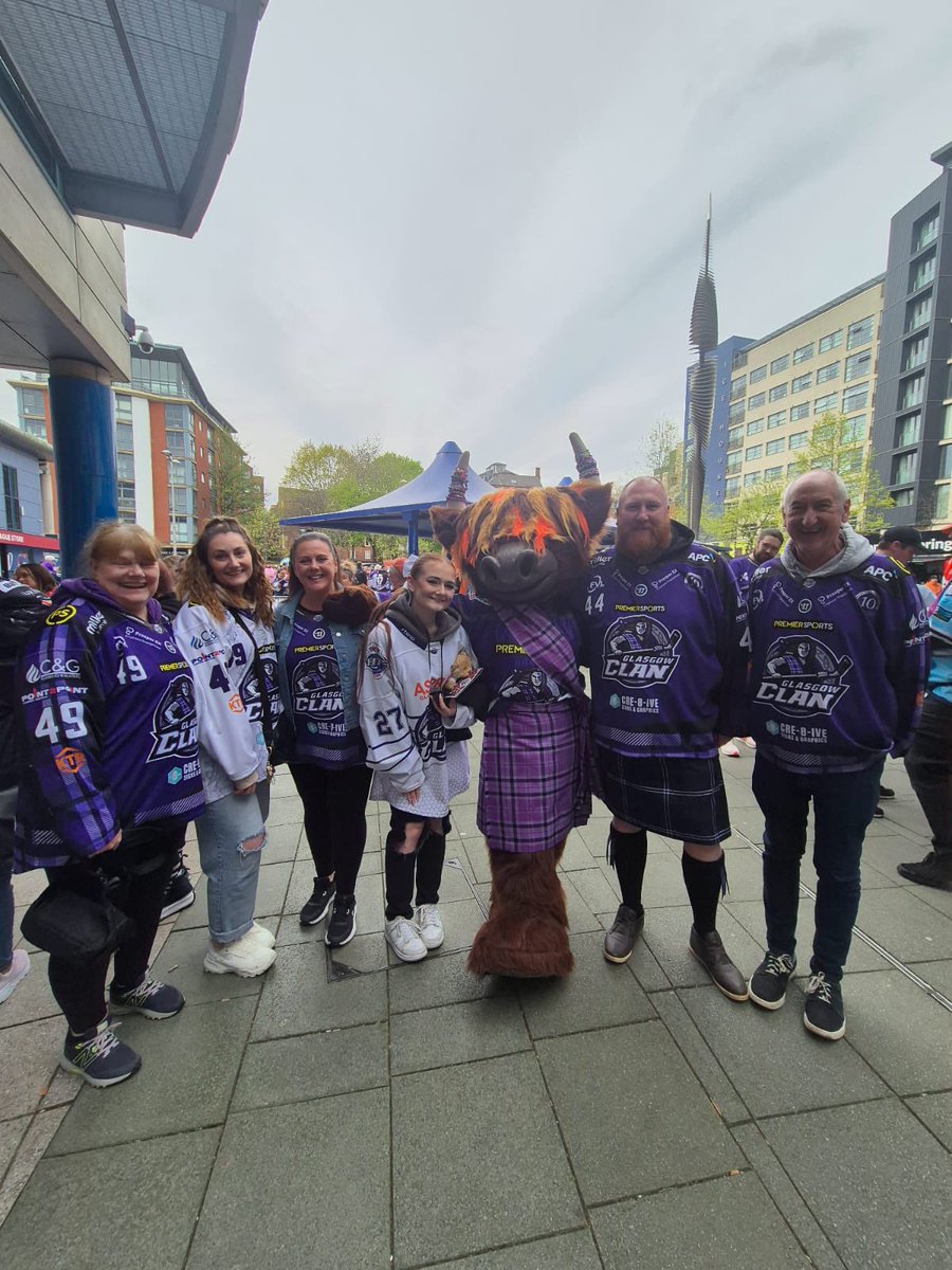 JudithT0911's tweet image. Brilliant first day at playoffs, games were great. It’s going to be an exciting final this afternoon and of course got to get some mascot pics🤩