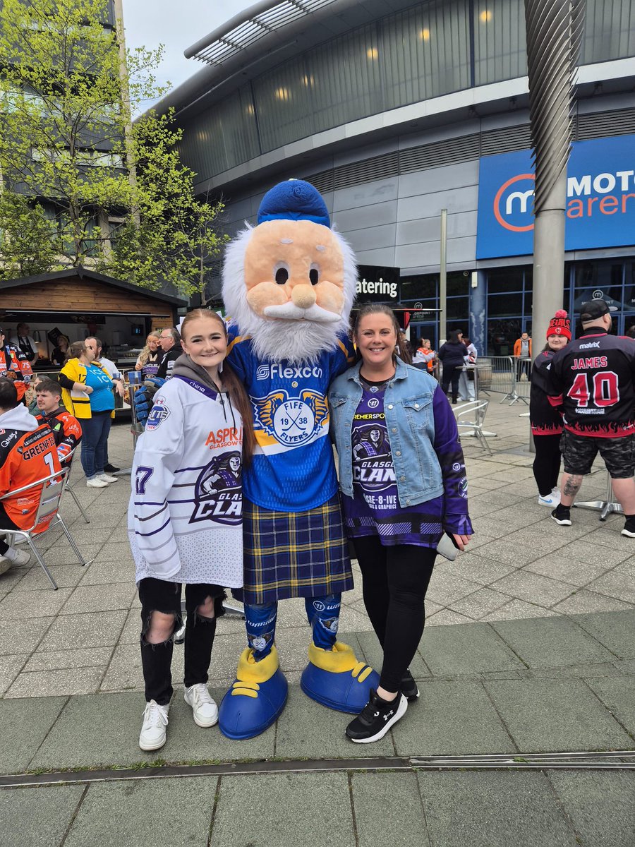 JudithT0911's tweet image. Brilliant first day at playoffs, games were great. It’s going to be an exciting final this afternoon and of course got to get some mascot pics🤩
