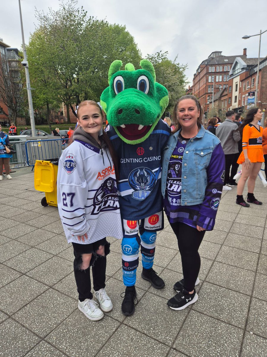JudithT0911's tweet image. Brilliant first day at playoffs, games were great. It’s going to be an exciting final this afternoon and of course got to get some mascot pics🤩