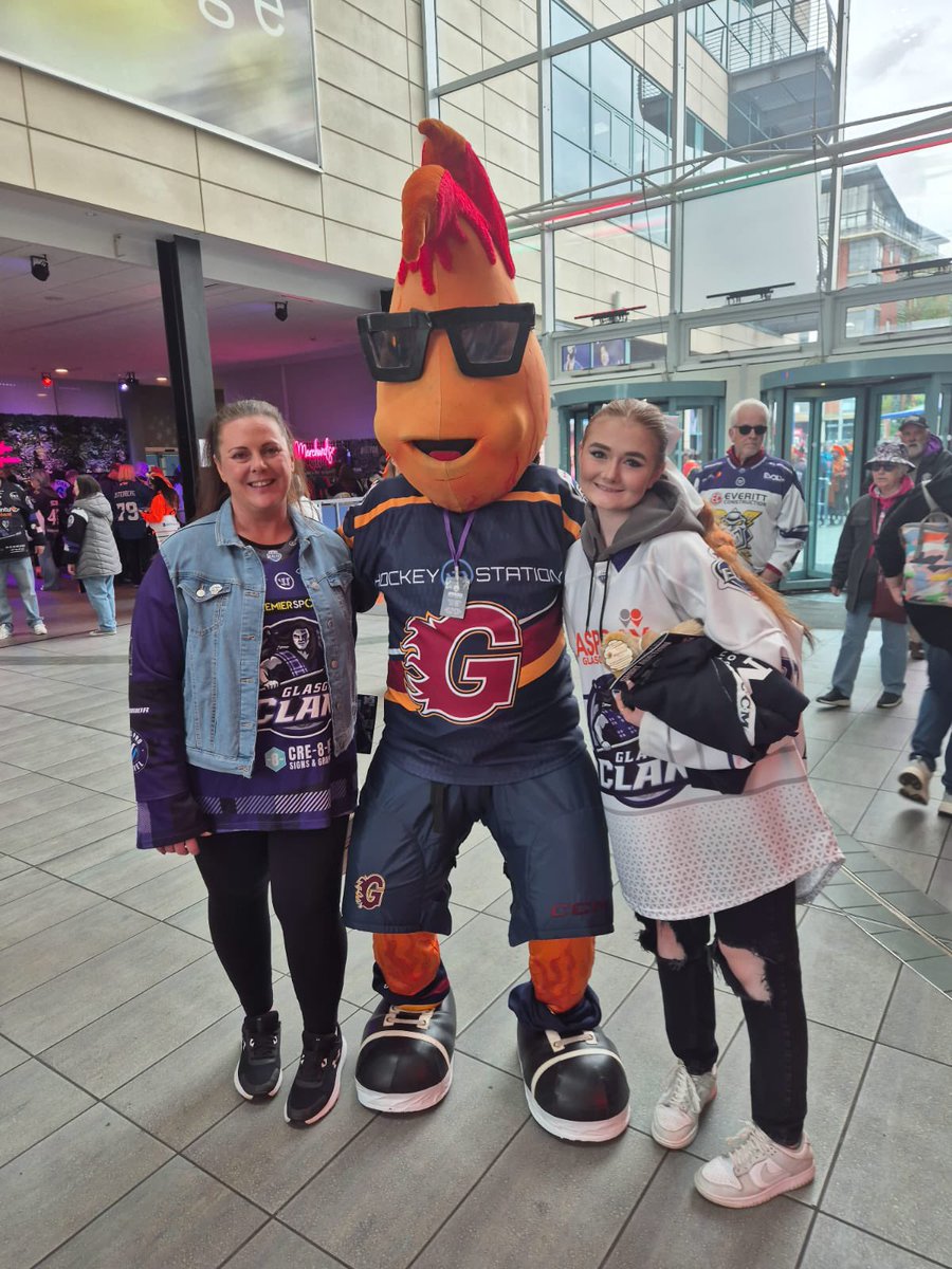 JudithT0911's tweet image. Brilliant first day at playoffs, games were great. It’s going to be an exciting final this afternoon and of course got to get some mascot pics🤩