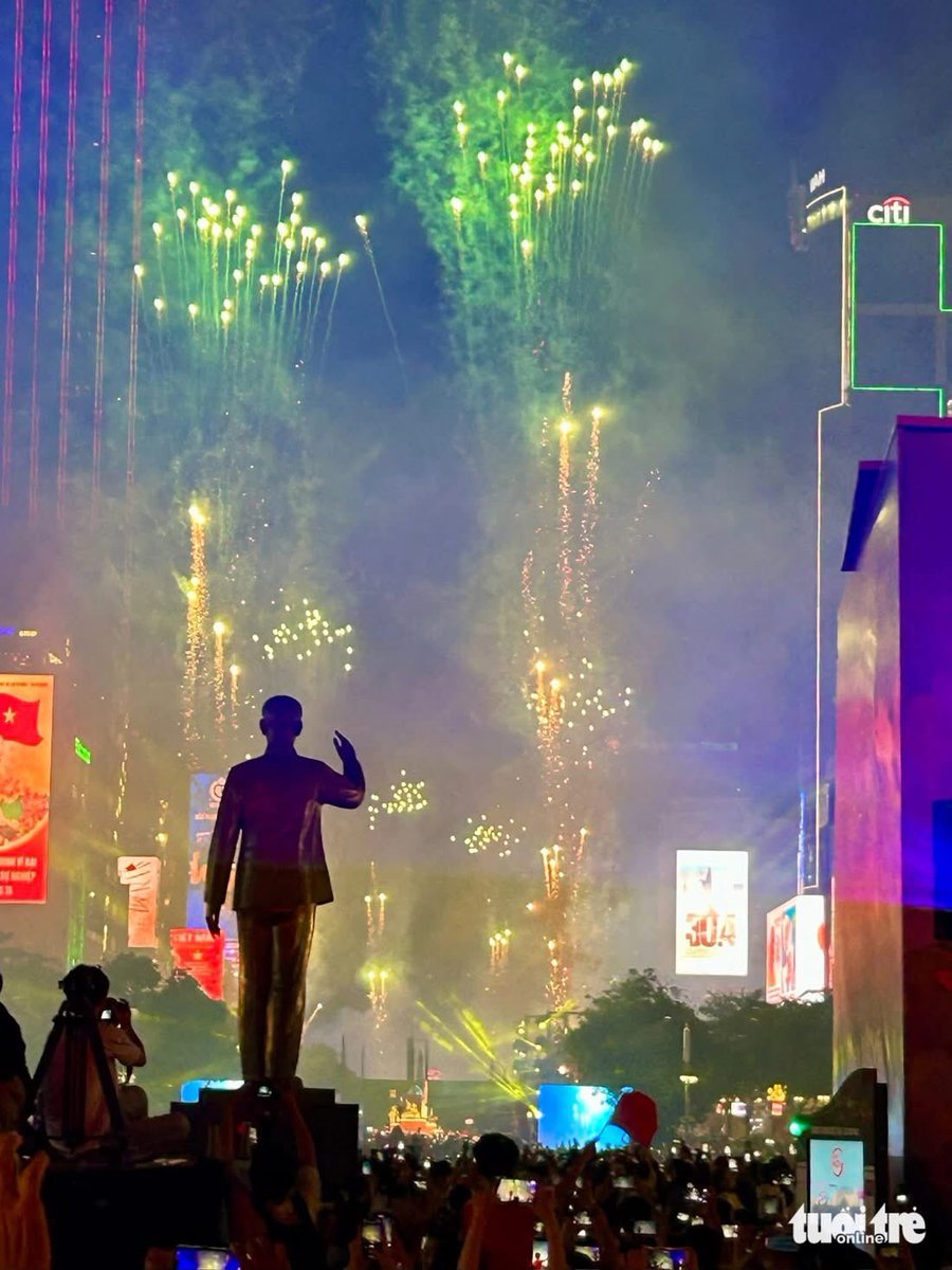 Chuongbeats's tweet photo. His dream come true :) #uncleho #vietnam #saigon #hcmc https://t.co/i0iK0pjitO