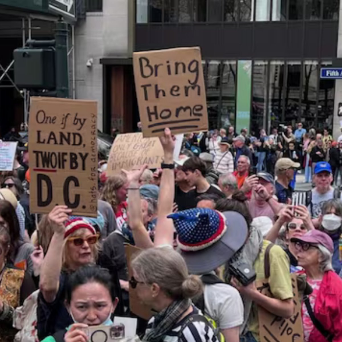 shorts_91's tweet image. "Immigrants are welcome!". Thousands rally across the U.S. against Trump's immigration, education, and civil rights policies.

Read more on shorts91.com/category/inter…

#TrumpProtest  #ImmigrationRights #NoICE #ImpeachTrump #USProtests #HumanRights #DemocracyMatters