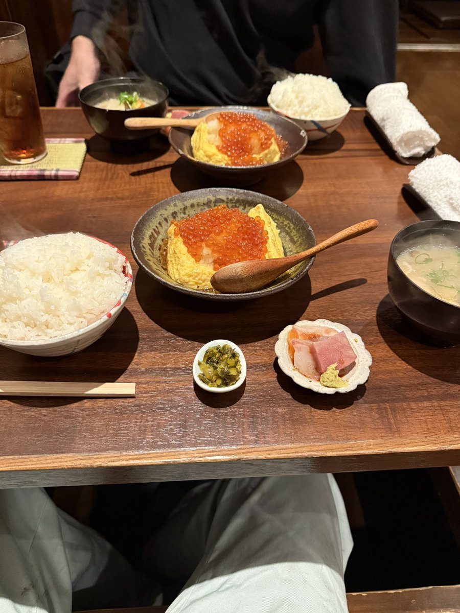 foxoption's tweet photo. 本日、日曜日 早朝から大阪 心斎橋にある 
家和らぎさんに
朝4時半から並び1巡目にギリギリ入れました。
5時入店。20分後位にきました。
出汁巻き定食(1100円)とオプションで大根おろし増量(100円)いくら(300円)を注文。
美味しく頂きました😋
食べて出る頃には30人程並んでました。 https://t.co/EXzy7Cbg9k