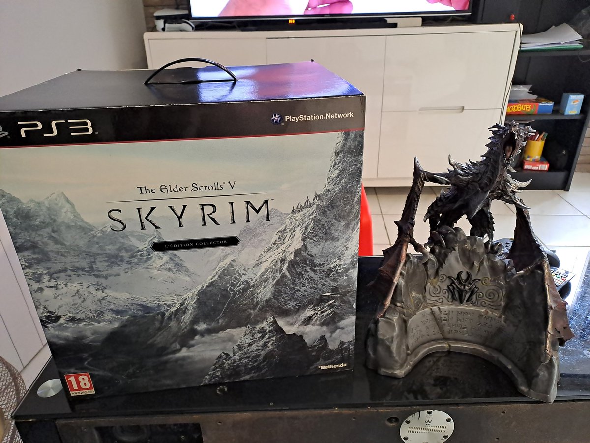 Misstrognon's tweet image. La fan de TES que je suis est impatiente de savoir si demain nous auront Oblivion !