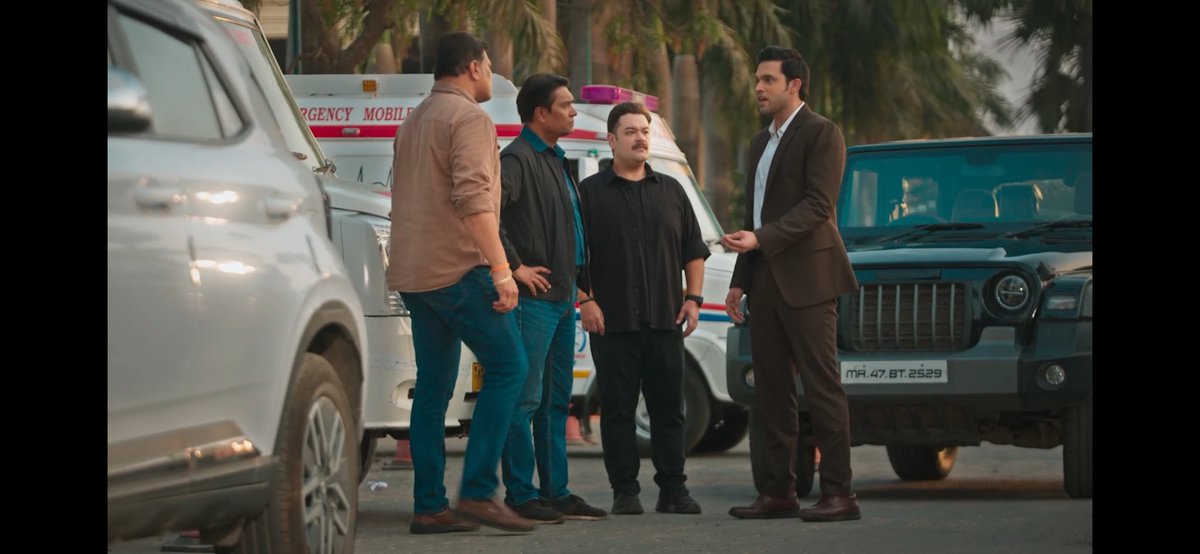 srishtimjain09's tweet photo. Love these 2 scenes from this &amp; last week's epis. Daya sir getting angry &amp; answering on behalf of Abhi sir even before Abhi sir could do so himself. If it's about him, he can tolerate it. But when insults are being thrown at his brother he cannot &amp; will not stand down
#CID2 #CID https://t.co/lJNFDvALED