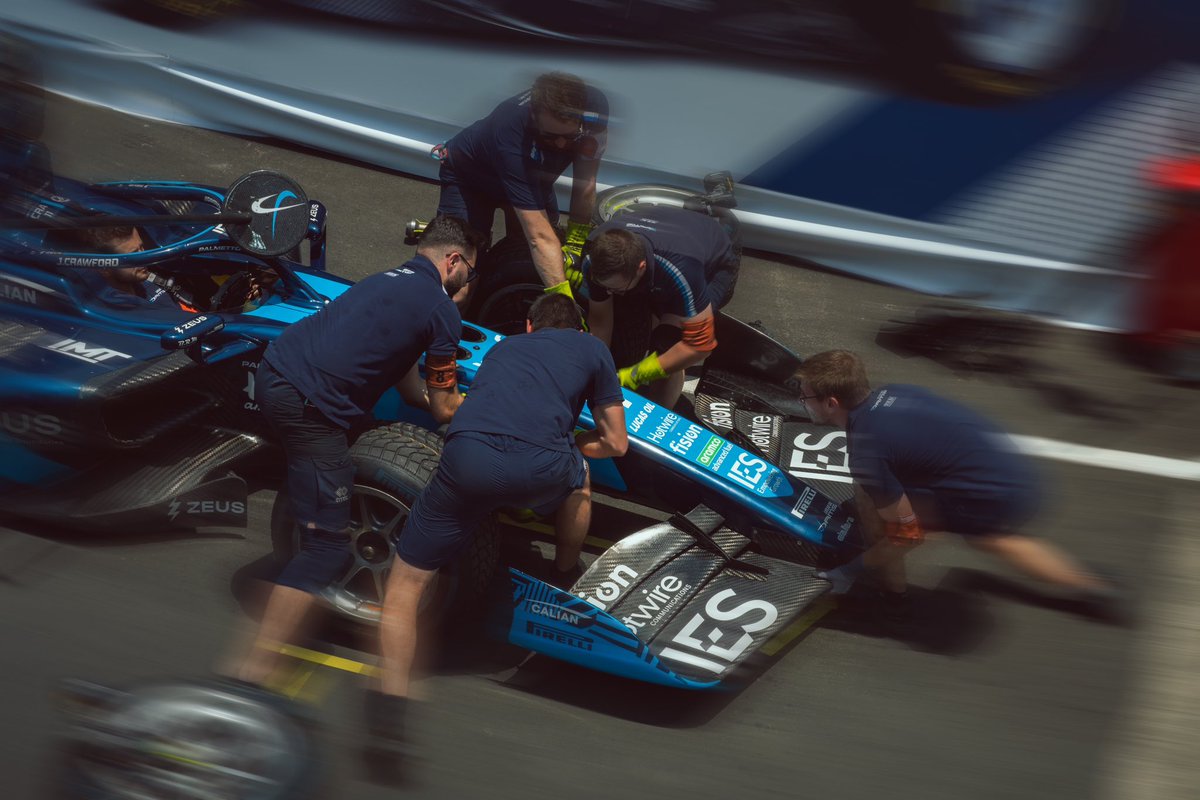 damsracing's tweet image. It's Sunday! That means Race Day - and Pit Stop training day, too! Let's fire it up! 🤘🏻🔥

#DAMSLucasOil #f2 #pitstop #raceday #Jeddah #racing #allezlesbleus