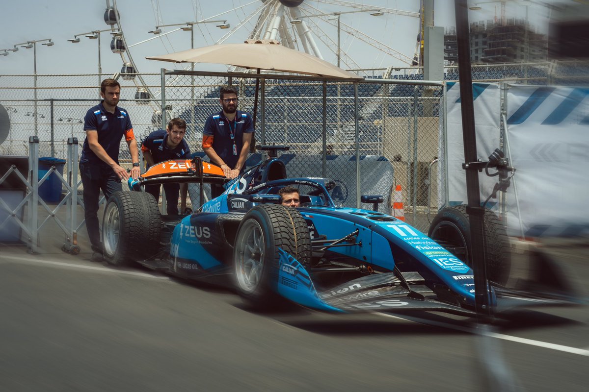 damsracing's tweet image. It's Sunday! That means Race Day - and Pit Stop training day, too! Let's fire it up! 🤘🏻🔥

#DAMSLucasOil #f2 #pitstop #raceday #Jeddah #racing #allezlesbleus