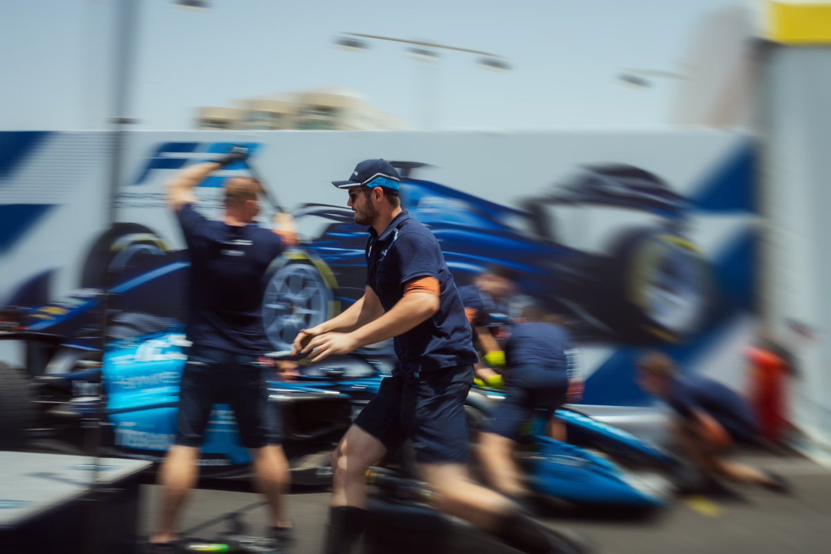 damsracing's tweet image. It's Sunday! That means Race Day - and Pit Stop training day, too! Let's fire it up! 🤘🏻🔥

#DAMSLucasOil #f2 #pitstop #raceday #Jeddah #racing #allezlesbleus