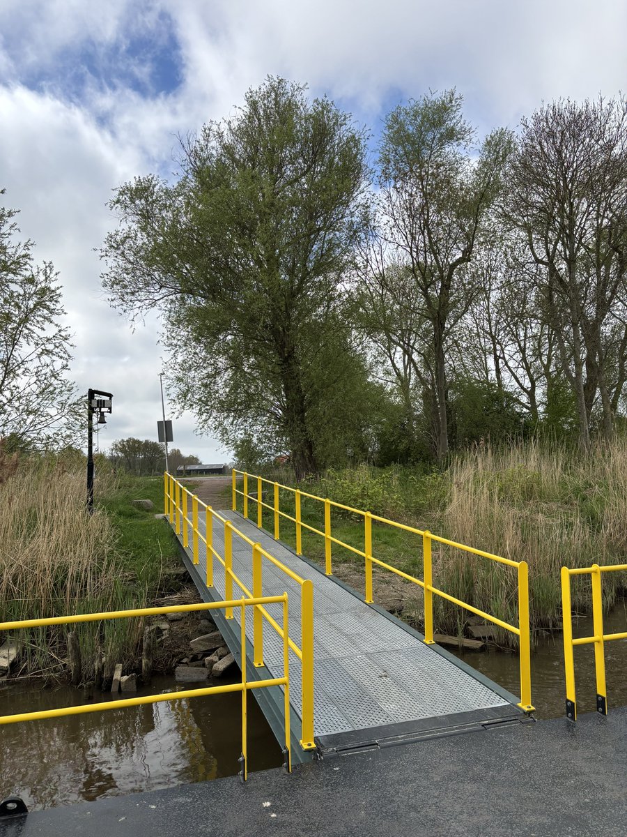 Mpvanderwal's tweet photo. Met het pontje bij Zalk weer naar de goede kant van de IJssel
#Zwolle #Zalk #Hattem #OnTheMove https://t.co/vBBSwkO9bZ