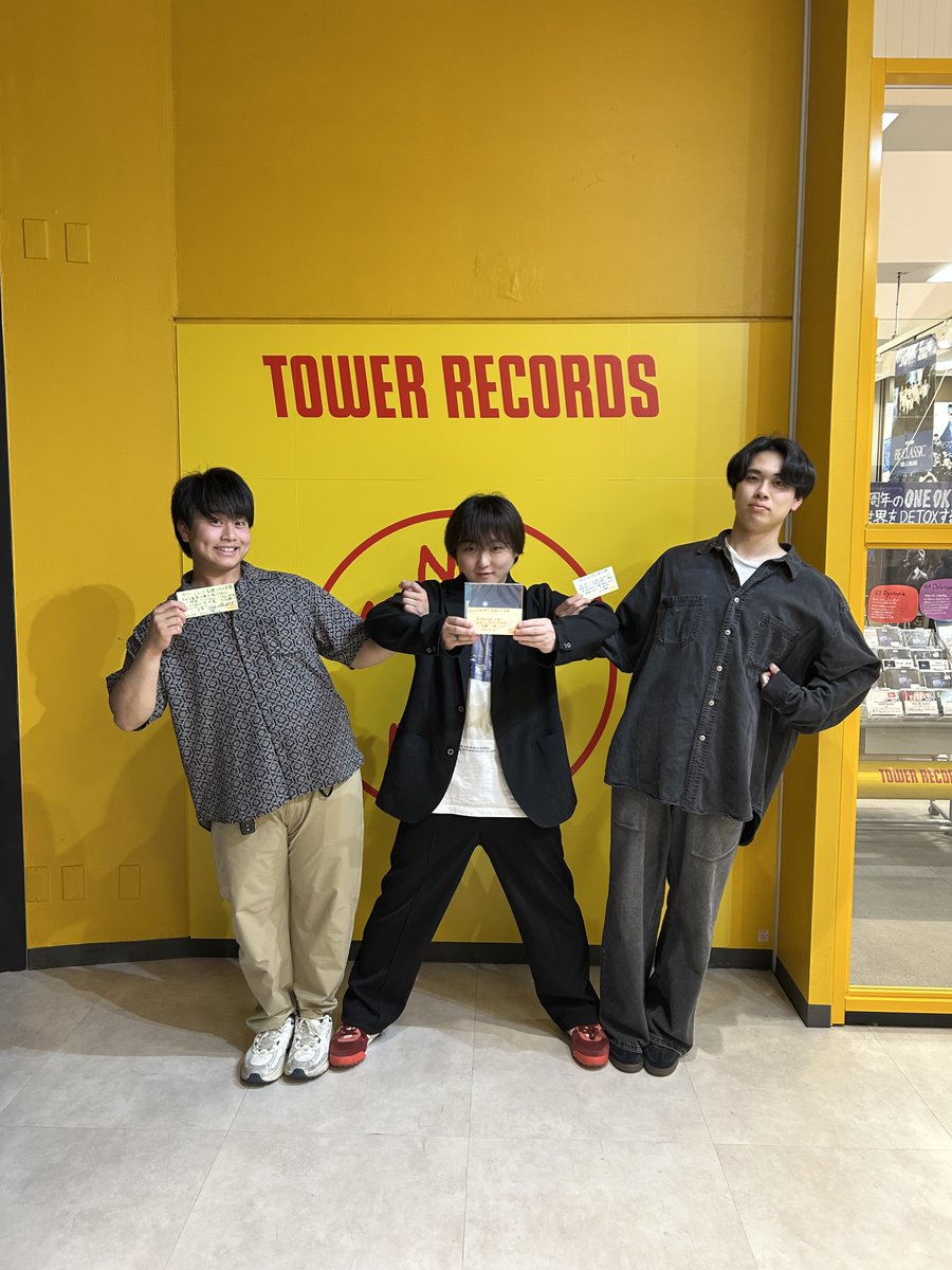 TOWER_NagoyaPrc's tweet photo. 【ご来店】
全国デビュー㊗️
#BeatLight の皆さまがご来店‼️
「stay with you」ナゴパルでも売れております🎶
頂いたコメントカードは
レコパリコーナーにて掲出中🚩
今月27日には店内でリリースイベントもありますので、ご参加お待ちしております🙌
沢山の人にもっとグッドメロディー届け~~🕊️ https://t.co/JedoYRpOay