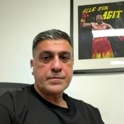 combatsports_c's tweet photo. "Ich mache wenig Sparring. Ich habe selbst genug auf den Kopf gekriegt - das tut weh!"

#Kabayel-Coach #Sükrü hat im Interview beim BOXPODCAST einen Einblick in die Trainingsmethoden des WBC-Interims-Weltmeisters gegeben.

Zu lesen auf https://t.co/O3mc8HCsFr

#Boxen #Training https://t.co/Qp6FfHcB6x