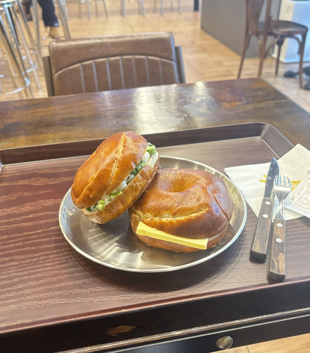 tarugi_12's tweet photo. 新論峴駅近くにあるベーグル屋さん🥯🤎試食もやってて今回はねぎプレッツェルとバタープレッツェル食べた🧈

📍ニューヨークラブベーグル江南本店
ソウル特別市 江南区 駅三洞 813-4
https://t.co/vhWyPgfBcl https://t.co/hxRvMbKyHh