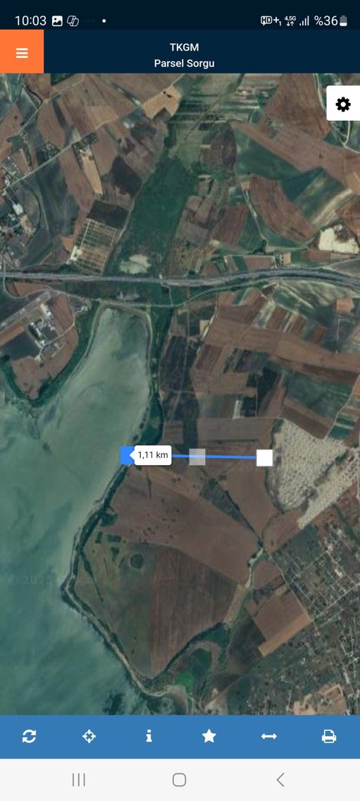 FUATUGUR's tweet photo. “Yokluğumu fırsat bilerek Sazlıdere  barajı havzasında lüks konut inşaatına başladılar” yalanının sahibi İmamoğlu’nun  “Su havzasını korumak” gibi bir derdinin o olmadığını biliyoruz. Böyle bir su ve çevre hassasiyeti olan birinin Büyükçekmece gölü su havzasında uygulamış oldukları 1/1000 uygulama imar plan notlarından iki yüzlülüğünü rahatlıkla görebilirsiniz.
Nereredeyse MUTLAK KORUMA ALANINDA,yani 0-1000 metre mesafe içinde yapılan veya tamamlanan villa projelerinde, oradaki yapılaşmalarda misal.  Sazlıdere Barajı’na 3 km mesafede yapılan ve “lüks konut” diye yalan söylediği TOKİ sosyal konut inşaatlarını yolsuzluk gündemlerini unutturmak için konu edenlerin 1- 1,5 km mesafelerde, hatta gölün dibindeki yapılaşmalara,  özellikle de 1985’de başlayan ve 2002 yılında tamamlanan Alkent 2000’deki villalara bakmaları gerek.
TOKİ villa yapmıyor, deprem riskine karşı İstanbul’un konut soruna çözüm amaçlı sosyal konut inşa ediyor. Yıl sonu teslim edilecek Baklalı mevkiindeki 3900 konutun ise Sazlıdere havzası ile hiç alakası yok. Bu yüzden İmamoğlu bu evler için Ruhsat veren Arnavutköy ilçe belediye başkanını tehdit etmiş. Amaçları VATANDAŞ rahat etmesin ve seçenek olarak bizi görsün. PKK ve FETÖ de aynı yöntemi uyguladı. Bu yüzden rahatsız ve hastalanıyor İmamoğlu. Yolsuzluk gündemini değiştirmek için mankurtlaşmış kitlesini kullanıyor.