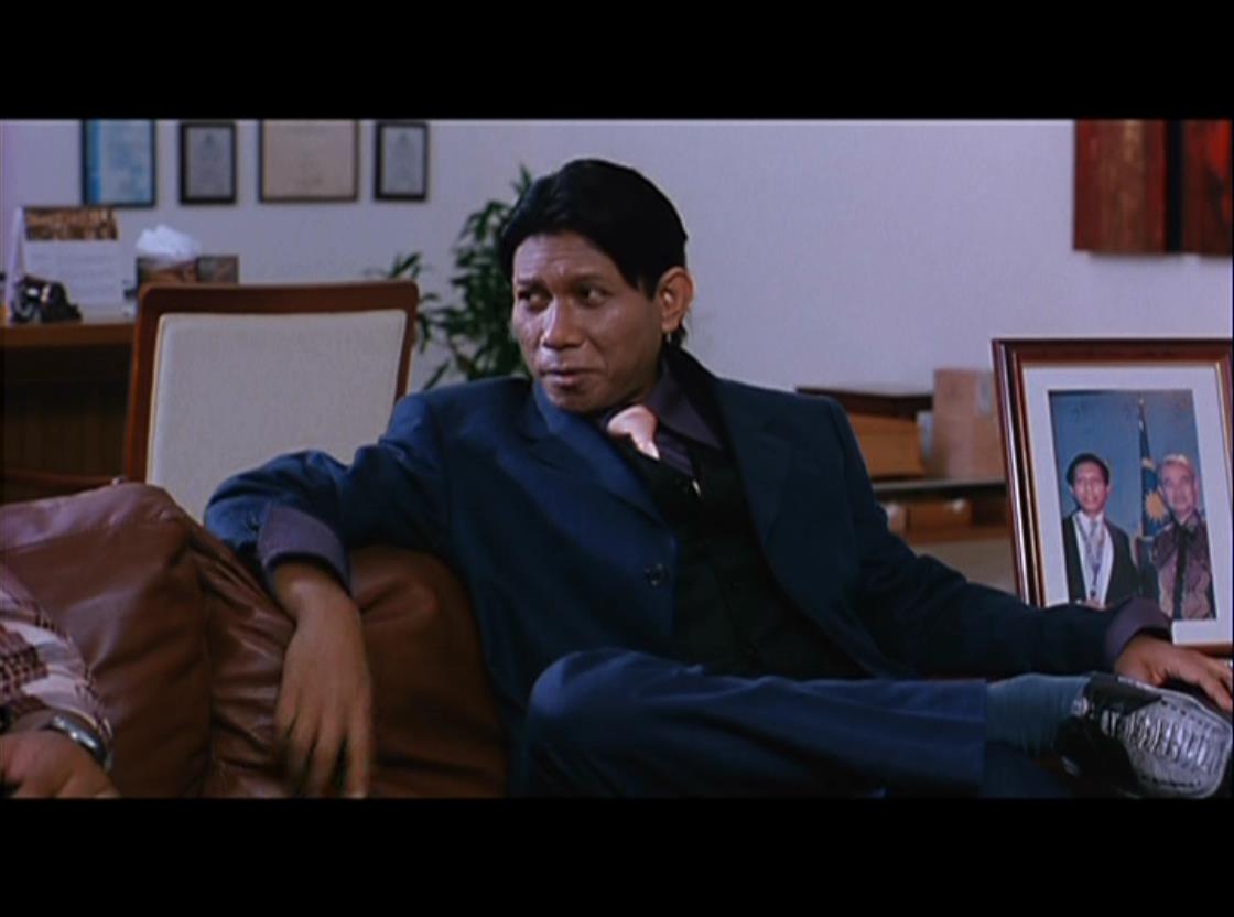 FilemKita's tweet photo. Penampilan khas Abdullah Ahmad Badawi (Perdana Menteri Malaysia, 2003-2009) dalam filem #Cuci (2008)
Walaupun dalam bentuk gambar, tapi ia bukan prop hiasan semata. Ia memberitahu yang Wira Andika Dato' Ariffin (Khir Rahman) ini berpengaruh, pernah salam dengan PM.
#FilemDulu https://t.co/fiORfvU5iQ