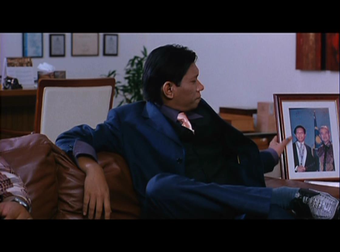 FilemKita's tweet photo. Penampilan khas Abdullah Ahmad Badawi (Perdana Menteri Malaysia, 2003-2009) dalam filem #Cuci (2008)
Walaupun dalam bentuk gambar, tapi ia bukan prop hiasan semata. Ia memberitahu yang Wira Andika Dato' Ariffin (Khir Rahman) ini berpengaruh, pernah salam dengan PM.
#FilemDulu https://t.co/fiORfvU5iQ
