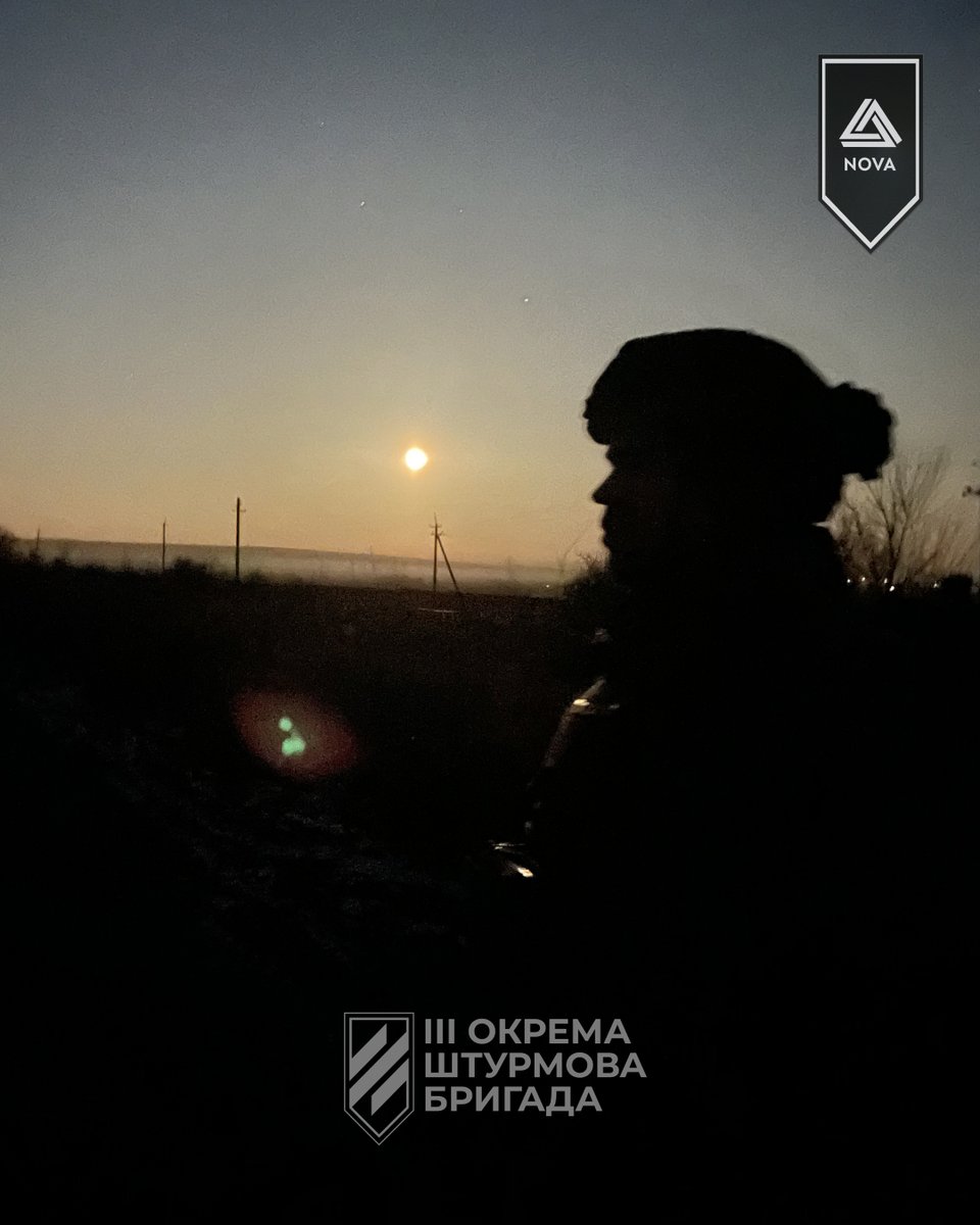 nova_ab3's tweet photo. У кожного з нас — свої переконання й вірування.
Але всі ми певні в одному:
Світло найкраще видно в темряві!
Саме тому ми стали на шлях боротьби.
Щоб світло залишалося в домівках наших близьких.
Щоб темрява не перемогла.
Для нас технології — це більше, ніж залізо.
Це те, що бореться на нашому боці.
Це дрони-бомбардувальники та евакуаційні НРК,
які не пускають ворога й зберігають життя піхотинцю.
Ми працюємо, щоб світло залишалось там,
де темрява тисне.
І ти можеш бути частиною цієї місії.
Долучайся до збору на дрони та НРК.
Тільки разом переможемо темряву.
________
Долучитися до збору на майстерні НРК і БПЛА ти можеш за посиланням:
https://t.co/c9D91P7TYU