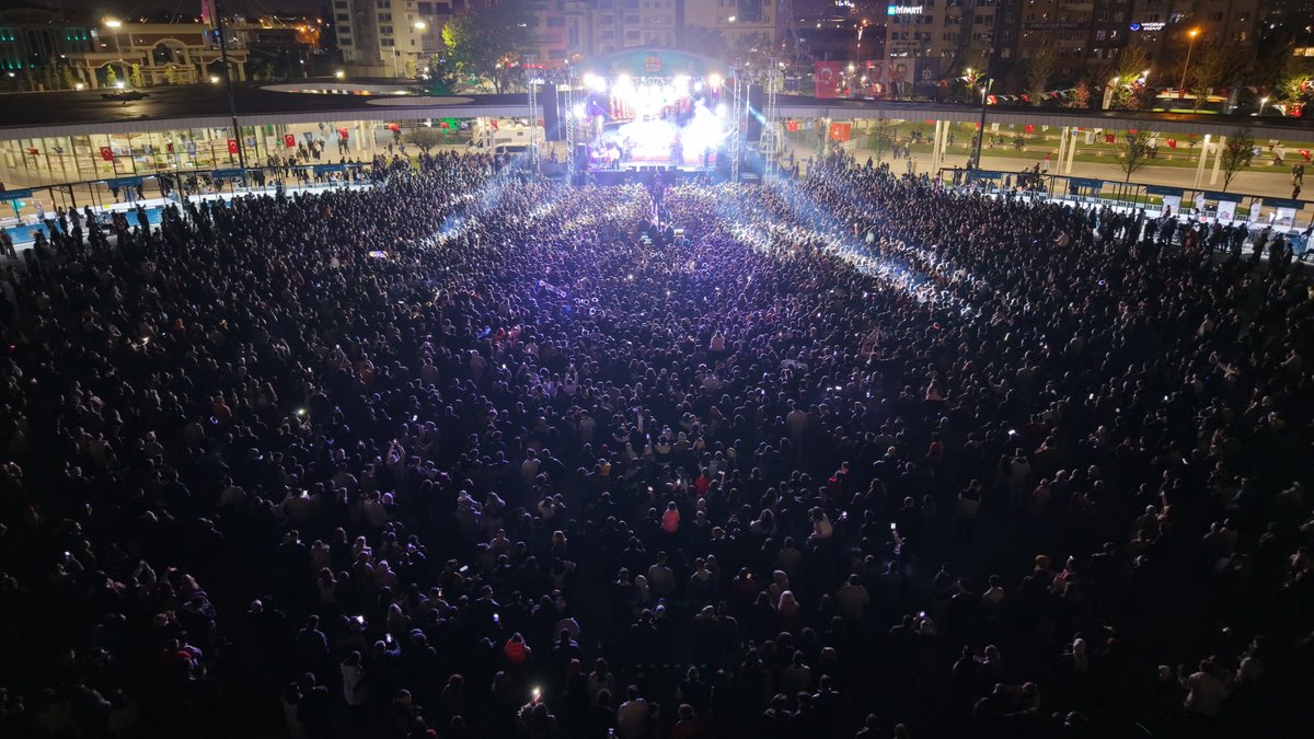 Dün gece Milli İrade Meydanı’nda adım atacak yer yoktu! Bayram coşkusu tüm meydanı sardı. Meydanı dolduran binlerce kişiyle, hep birlikte unutulmaz bir gece yaşadık. Gönüller bir oldu, şehrimiz bayramı doyasıya kutluyor…