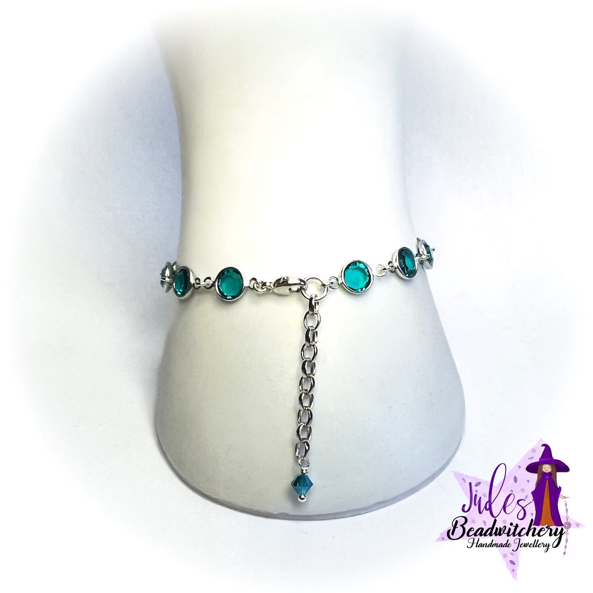 🐝For those who love bees, I have this gorgeous Blue Zircon  coloured crystal and sterling silver bee charm bracelet, with a 25% discount until midnight tomorrow 🤩 

🛍️ etsy.com/uk/listing/174…