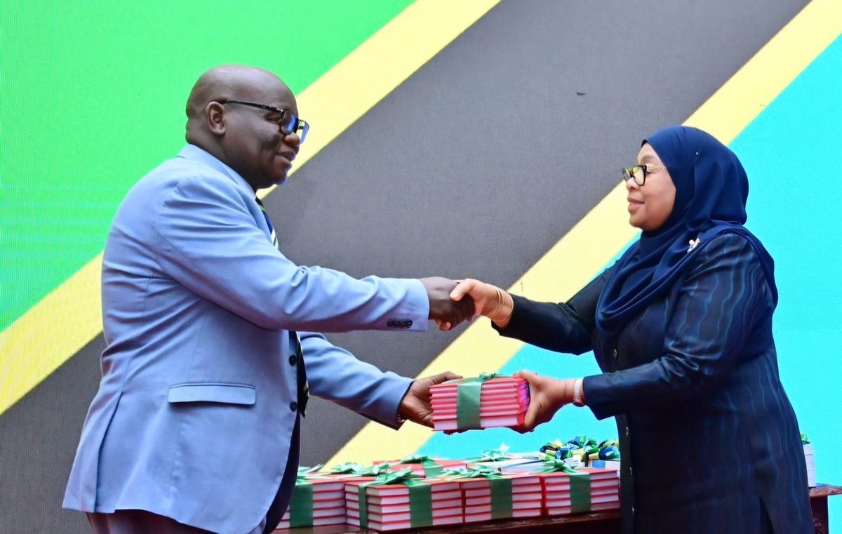 Omar Kashera (@mjengaomar) on Twitter photo Taarifa ya Mkaguzi na Mdhibiti Mkuu wa Serikali 2023/24 <a href="/auditofficeznz/">Ofisi ya Mdhibiti na Mkaguzi wa Hesabu Zanzibar</a> inasema kuwa Serikali ina TZS 10Trillion zilizokwama kwenye kesi 1,186 ktk mahakama za TRAT & TRAB. Kama kesi hizi hazitasikilizwa na kuamuliwa mapema, huenda zikaathiri utekelezaji wa Bajetu Kuu ya Serikali. Taarifa ya Mkaguzi na Mdhibiti Mkuu wa Serikali 2023/24 <a href="/auditofficeznz/">Ofisi ya Mdhibiti na Mkaguzi wa Hesabu Zanzibar</a> inasema kuwa Serikali ina TZS 10Trillion zilizokwama kwenye kesi 1,186 ktk mahakama za TRAT & TRAB. Kama kesi hizi hazitasikilizwa na kuamuliwa mapema, huenda zikaathiri utekelezaji wa Bajetu Kuu ya Serikali.