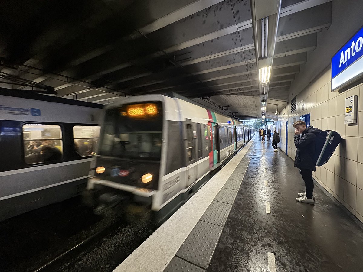 TweetingStitch's tweet photo. Quand on me demande le coût de mon train de vie alors que le seul train dans ma vie c’est le #MI79 https://t.co/nADiAhnXE3