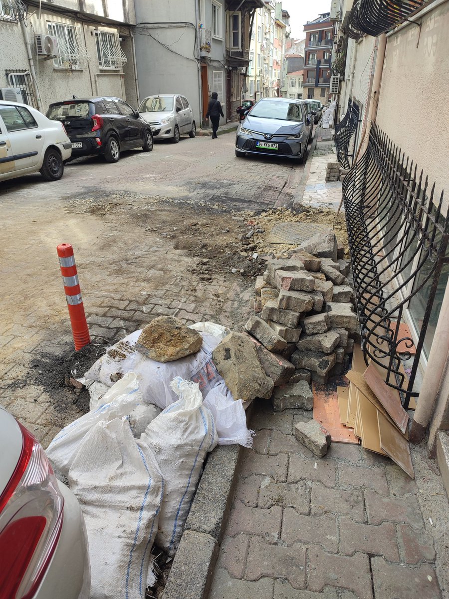 giseem's tweet photo. @uskudarbld @iski_destek Belediye ekipleri geldi ,topluyorlar,yol ile ilgili de düzenleme rica ediyorum, taş ve molozlar toplanıyor https://t.co/IZHsujZlLc