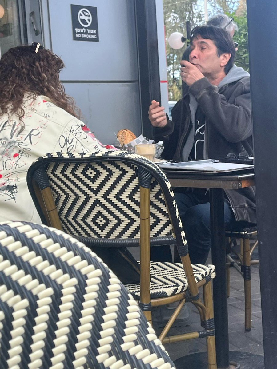 chaimlevinson's tweet image. קווים לדמותו של הביביזם:

ממשלת בנט - רן כרמי בוזגלו השמאל רוצה להרוס את המדינה להכניס חמץ בכל מקום ואנחנו כמובן נאכל מצות

ממשלת נתניהו - רן כרמי בוזגלו יושב בפסח בארקפה עם לחם דגנים פריך וחמים

(מתנצל על הדיליי הייתי בחול)