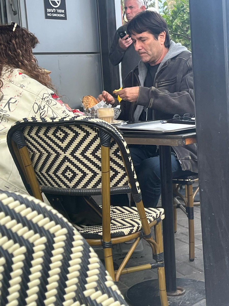 chaimlevinson's tweet image. קווים לדמותו של הביביזם:

ממשלת בנט - רן כרמי בוזגלו השמאל רוצה להרוס את המדינה להכניס חמץ בכל מקום ואנחנו כמובן נאכל מצות

ממשלת נתניהו - רן כרמי בוזגלו יושב בפסח בארקפה עם לחם דגנים פריך וחמים

(מתנצל על הדיליי הייתי בחול)