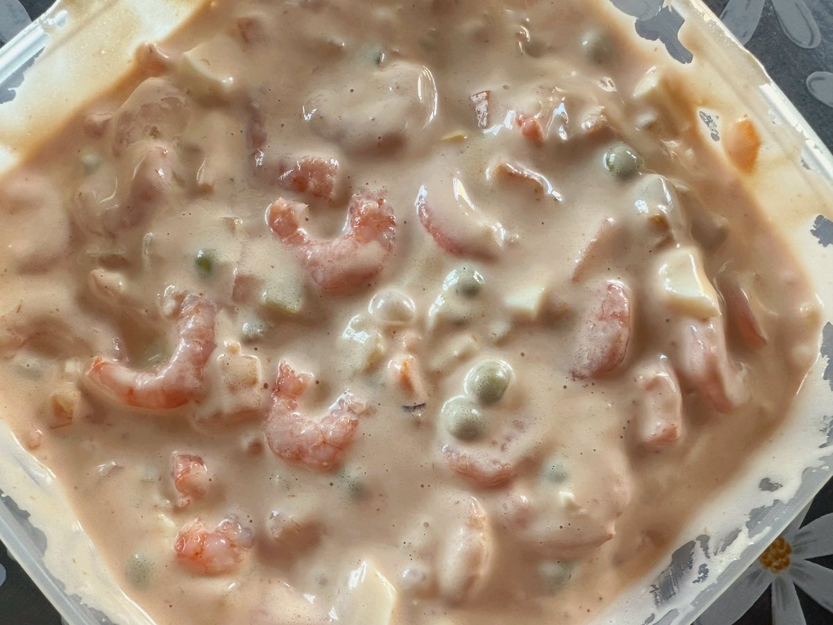 Io odio scegliere tra gamberetti in salsa rosa e insalata russa: 2 piaceri che sanno di buono e nostalgia degli anni 80.
Così da anni ho deciso: insalata russa con gamberetti e salsa rosa! Ecco il mio contorno preferito delle feste #pasqua2025 #lepignatteditagna