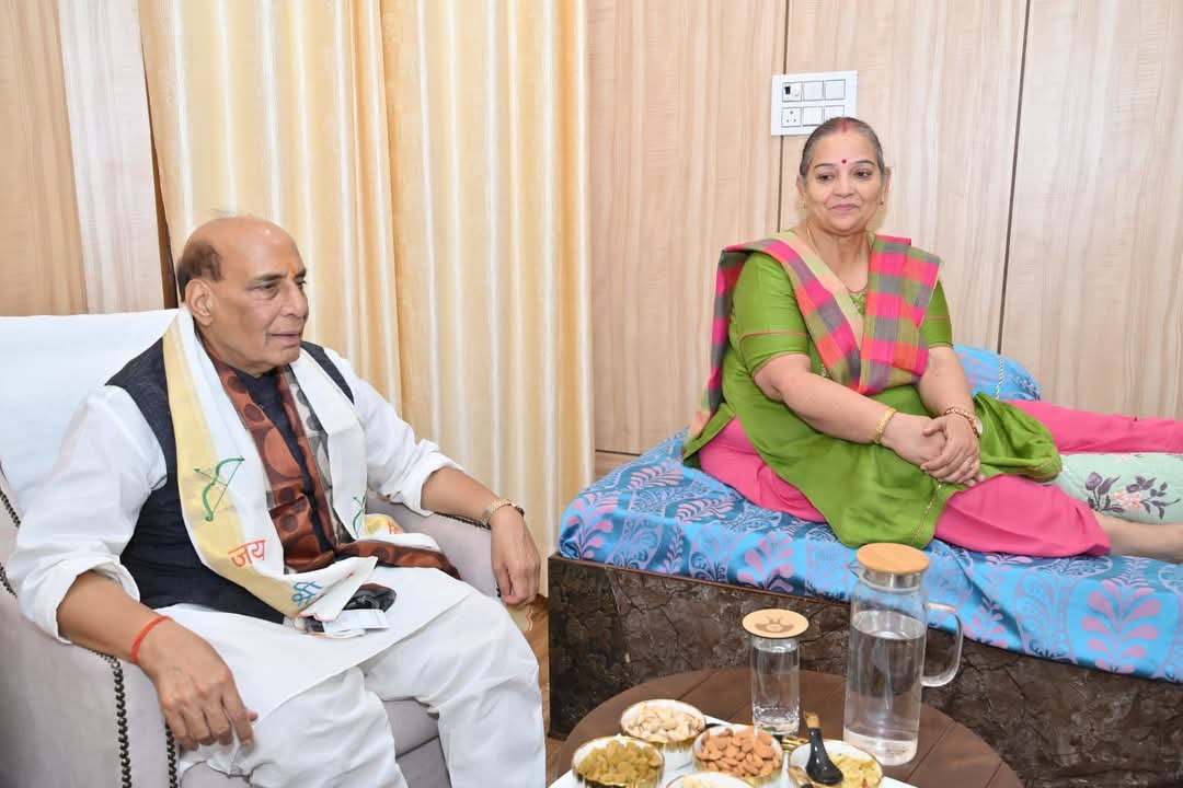 cameraman_r's tweet photo. लखनऊ मेयर सुषमा खर्कवाल से मिलने पहुंचे राजनाथ सिंह। मेयर का कुशलक्षेम जानने के बाद रक्षा मंत्री रवाना। डिप्टी सीएम ब्रजेश पाठक भी रक्षा मंत्री के साथ मौजूद रहे। कल कार्यक्रम के दौरान मेयर को हुई थी चोट।
#Lucknow #RajnathSingh #BrjeshPathak @rajnathsingh @Sushma_Kharkwal @brajeshpathakup