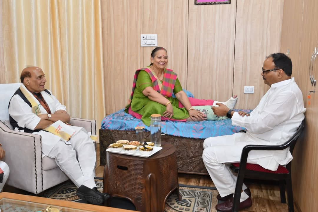 cameraman_r's tweet photo. लखनऊ मेयर सुषमा खर्कवाल से मिलने पहुंचे राजनाथ सिंह। मेयर का कुशलक्षेम जानने के बाद रक्षा मंत्री रवाना। डिप्टी सीएम ब्रजेश पाठक भी रक्षा मंत्री के साथ मौजूद रहे। कल कार्यक्रम के दौरान मेयर को हुई थी चोट।
#Lucknow #RajnathSingh #BrjeshPathak @rajnathsingh @Sushma_Kharkwal @brajeshpathakup