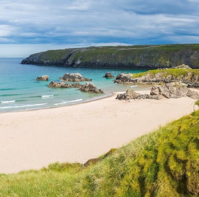 Looking back to warm sunny days spent on beautiful beaches 🏖️ Which #NC500 beach is at the top of your must-visit list this Summer? 

📍Sango Bay, Durness