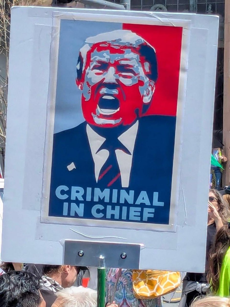 jurgen_nauditt's tweet photo. "Impeachment and Removal": Mass protests against Trump in the USA.
On Saturday, thousands of Americans took to the streets to protest the actions of the current president's administration. Demonstrators accused him of undermining democratic values โโand strengthening authoritarian tendencies.
Protests took place in many major cities โ New York, Washington, San Francisco, Portland, Boston โ as well as in smaller towns across the country. Demonstrations in Massachusetts attracted particular attention: Here, the protest was linked to the commemoration of the 250th anniversary of the beginning of the American Revolutionary War, symbolically highlighting the significance of the struggle for freedom even today.