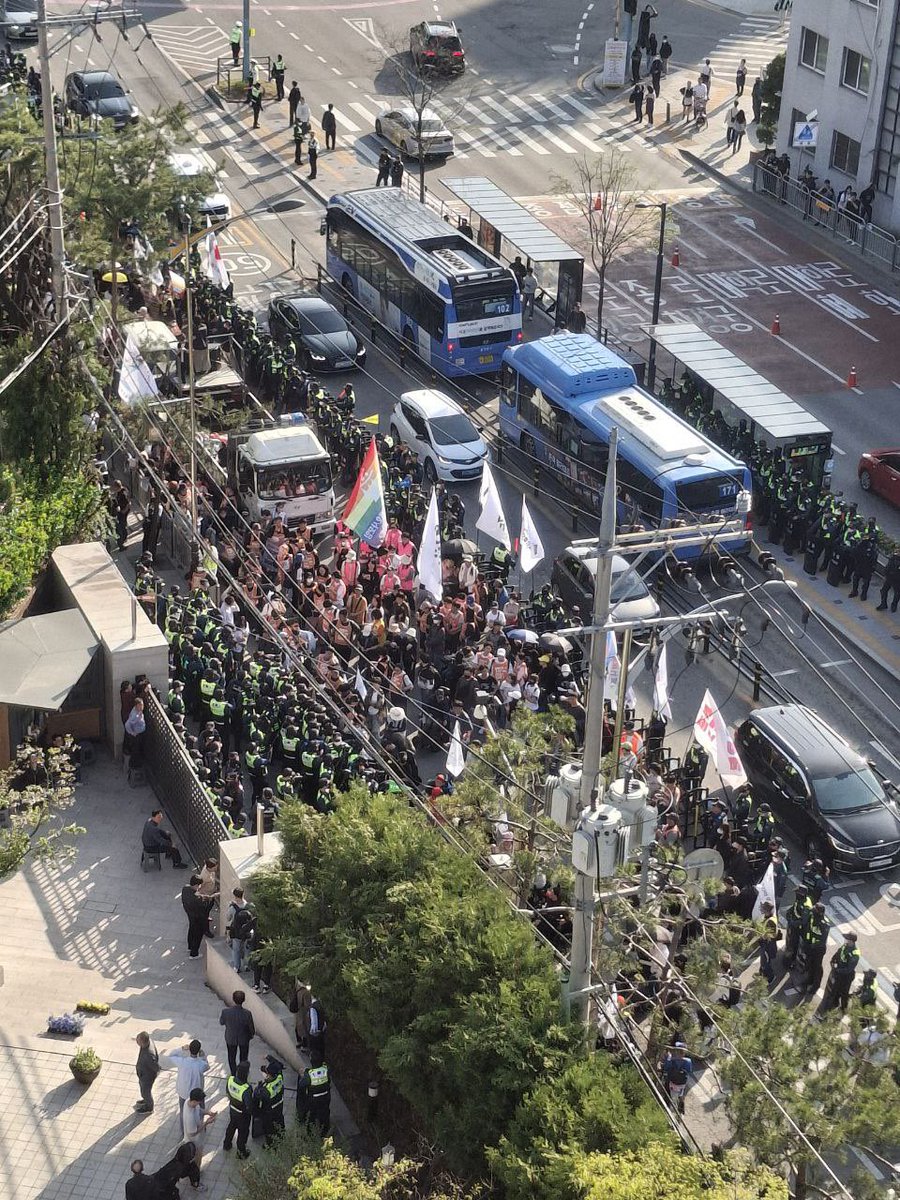 2025년 세종장애인차별철폐의 날 행진중인데 경찰들이 평화적인 행진을 막고있습니다. 

시민여러분 지금 당장 혜화동 성당으로 와주십시오. 폭력적인 경찰들이 물러날 수있도록 전국장애인차별철폐연대 동지들과 함께 힘을 모아주십시오!

#혜화동성당으로함께와주십시오
#폭력경찰물러나라