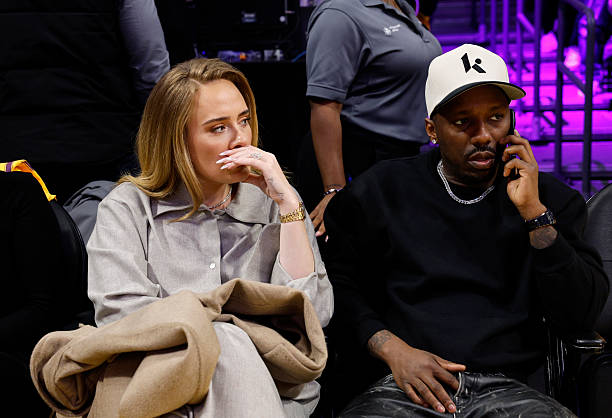 Adele Access 🇧🇷 (@adeleccessbr) on Twitter photo DIVA QUE SÓ SAÍ DE CASA PRO JOGO, DO JOGO PRA CASA! 🚨
Adele foi avistada na noite de ontem 19/04), Junto ao Rich Paul, seu noivo, acompanhando uma partida entre os <a href="/Lakers/">Los Angeles Lakers</a> e os <a href="/Timberwolves/">Minnesota Timberwolves</a>, em Los Angeles, Estados Unidos. 🖤 #AdeleLekars DIVA QUE SÓ SAÍ DE CASA PRO JOGO, DO JOGO PRA CASA! 🚨
Adele foi avistada na noite de ontem 19/04), Junto ao Rich Paul, seu noivo, acompanhando uma partida entre os <a href="/Lakers/">Los Angeles Lakers</a> e os <a href="/Timberwolves/">Minnesota Timberwolves</a>, em Los Angeles, Estados Unidos. 🖤 #AdeleLekars